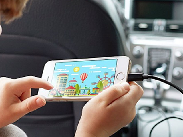 [Giải Đáp] Vừa sạc vừa chơi bằng sạc dự phòng có sao không?